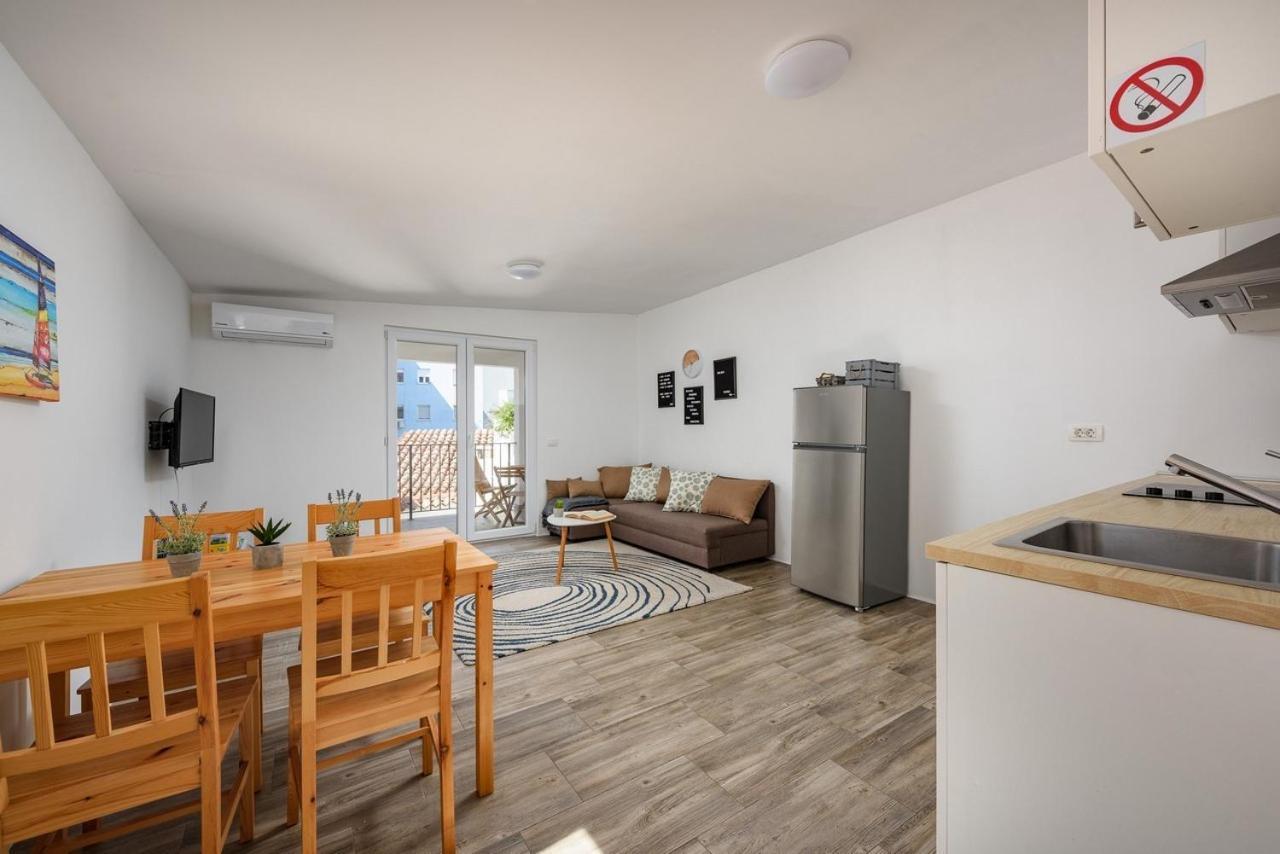 Center House With Apartments Umag Exterior photo