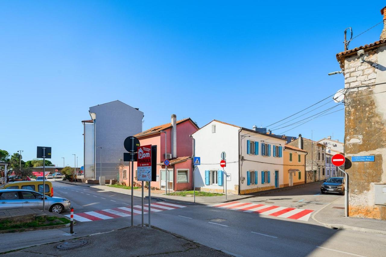 Center House With Apartments Umag Exterior photo