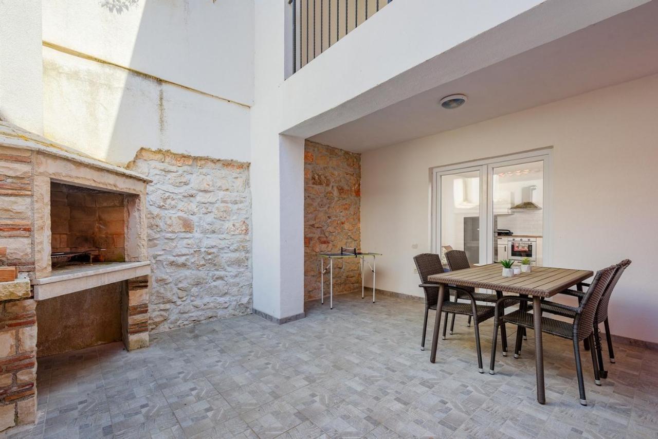 Center House With Apartments Umag Exterior photo